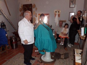 Manolo el peluquero, en Posadilla, reviviendo el pasado