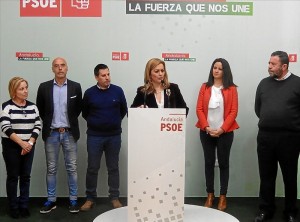 Serrano, en el centro, con otros representantes políticos socialistas. - Foto:CORDOBA