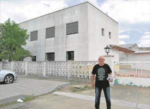 Rafael Capilla, uno de los antiguos empleados, delante del edificio que fue el matadero. - EVA M. HERAS