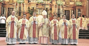 Demetrio Fernández (centro), con los nuevos sacerdotes en la Catedral. - CÓRDOBA